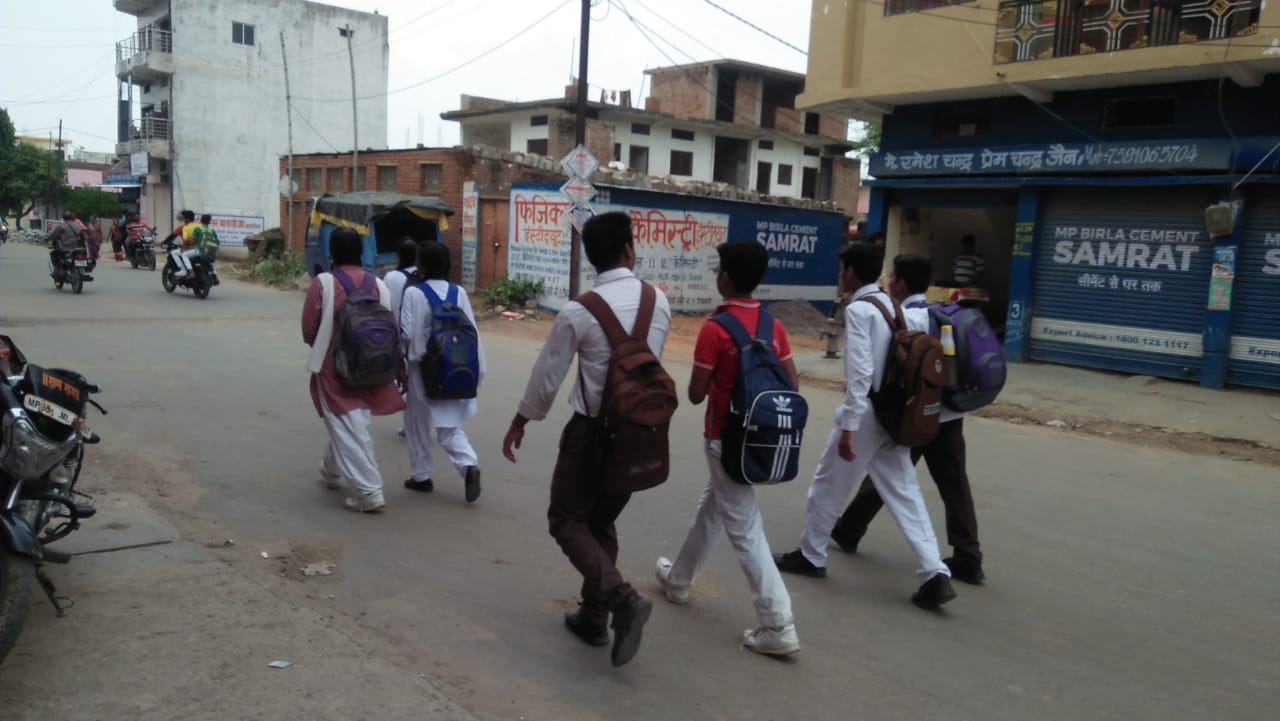 Children with more than needed school operators बच्चें के वजन से आधा है बस्ते का वजन, बच्चों में हो रहा चिड़चिडापन