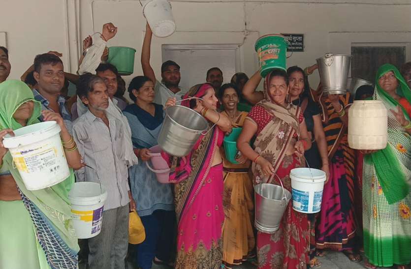 water Water Crysis in Firozabad: पांच दिन से नहीं मिला पानी तो रेलवे कॉलोनी की महिलाओं ने उठाया ऐसा कदम कि हिल गया रेलवे प्रशासन, देखें वीडियो