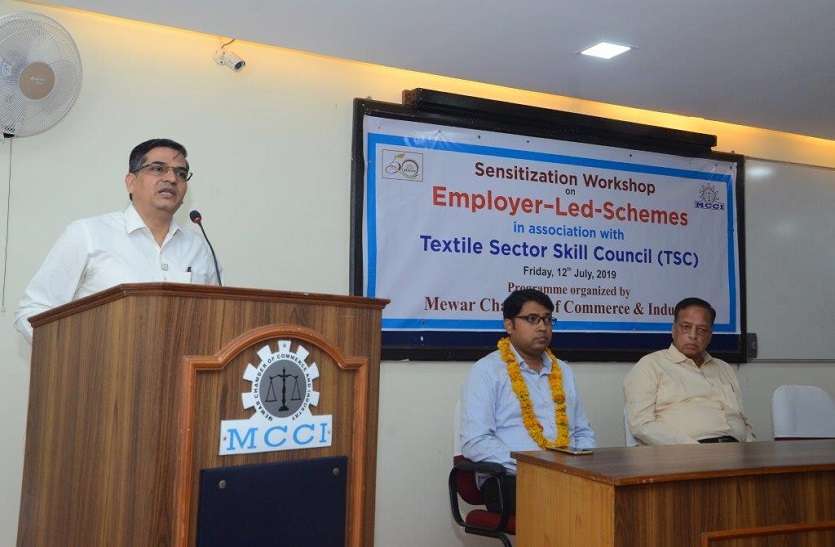 Workers on training machines will get 15000 rupees in Bhilwara मशीनों पर प्रशिक्ष्ाण लेने पर मिलेगे कामगारों को 15000 रुपए