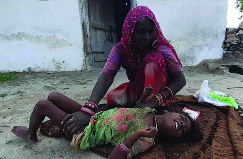rajasthan news,Rajasthan latest news,Rajsamand news,Rajsamand Hindi news,rajasthan hindi news,rajsamand latest news,rajsamand latest hindi news, आठ साल की मासूम अकडऩ की शिकार, बूढ़ी दादी के कंधों पर पोषण का भार