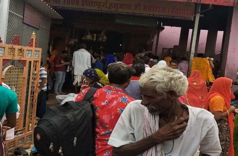 दर्शनार्थियों की भीड़। इटावा बालाजी के दर्शन को उमड़ी श्रद्धालुओं की भीड़