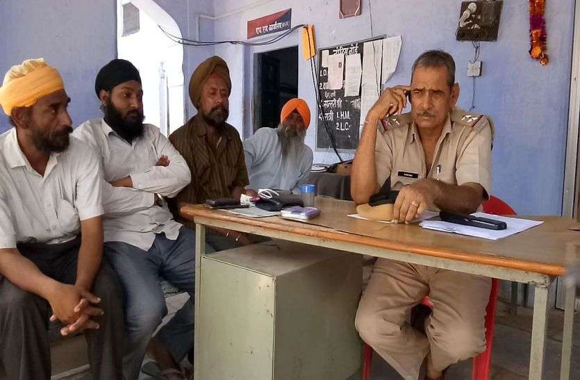 संदिग्ध लोगों से पूछताछ करती पुलिस। चोरी के संदेह में 6 पकड़े, देशी कट्टा मिला