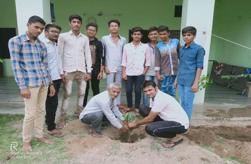 sirohi patrika राजस्थान पत्रिका का हरयाळो राजस्थान अभियान : सिरोड़ी स्कूल में बनेगा ग्रीन ग्राउण्ड, प्रोजेक्ट का शुभारंभ