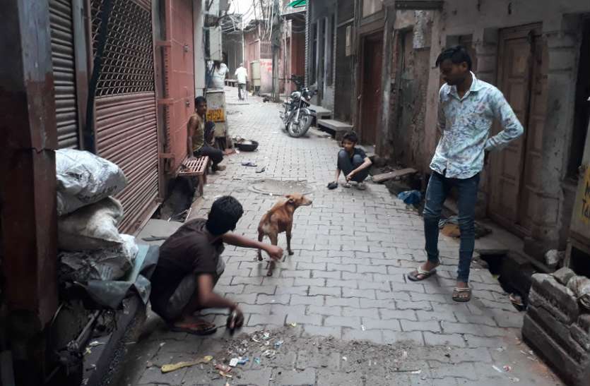 Gold and silver Gold और silver बहता है यहां की गंदी नालियों में, सुबह तलाश करने वालों की लगती है भीड़, वीडियो