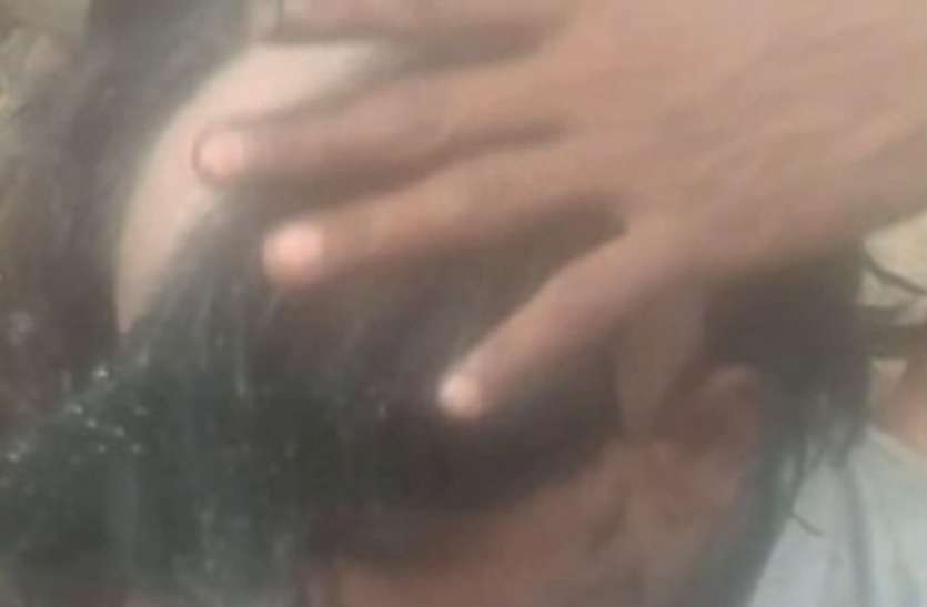 Villagers Haircut शादी के सात महीने बाद प्रेमिका की ससुराल पहुंचा प्रेमी, ग्रामीणों ने पकड़कर सिर पर बना दिया चौराहा, इसके बाद...