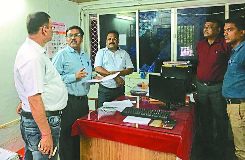 RTO Durg RTO को जींस-शर्ट और परिवहन निरीक्षक को बिना वर्दी देख भड़के संभाग आयुक्त, थमाया नोटिस