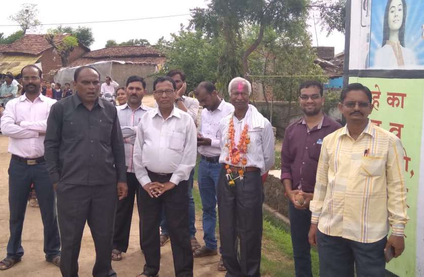 vidai samaroh उप प्रधान पाठक यादव को दी गई भावभीनी विदाई