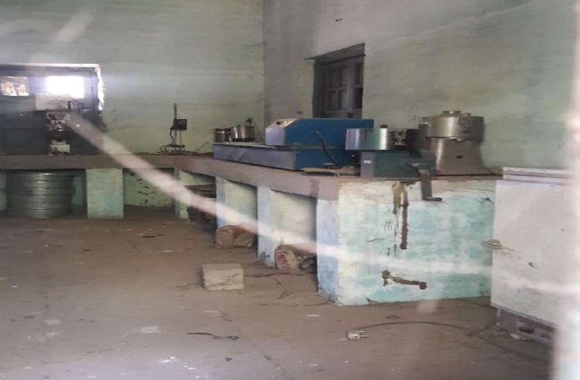 पीआईयू विभाग की लैब में लाखों के उपकरण हो रहे कंडम पीआईयू विभाग की लैब में लाखों के उपकरण हो रहे कंडम