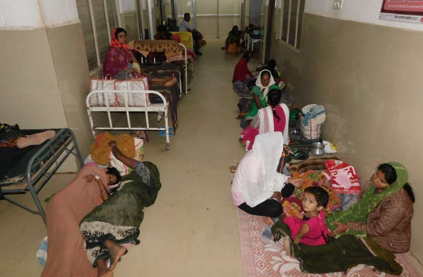 Nurses, mother-in-law layers on ground नर्सों के सहारे जच्चा-बच्चा, जमीन पर लेट रही प्रसूताएं, राउंड नहीं करते डॉक्टर