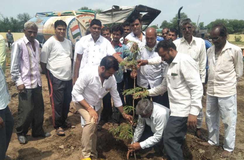 Plants planted in Mokshadham before funeral in bhilwara अंतिम संस्कार से पहले मोक्षधाम में लगाए पौधे