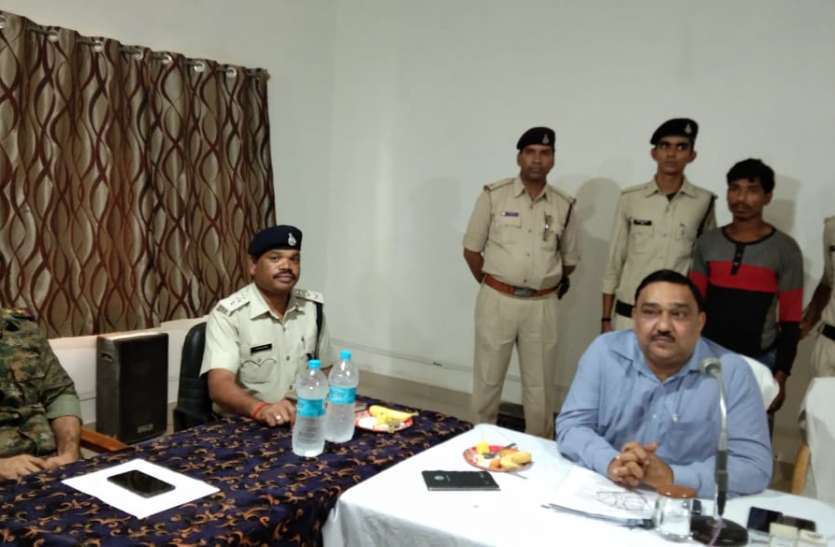 Maoists arrested from forest were sent to judicial custody मोतीनाला के जंगल से गिरफ्तार किए गए माओवादी को भेजा न्यायिक हिरासत में, पहले भी पहुंचा चुका है रसद