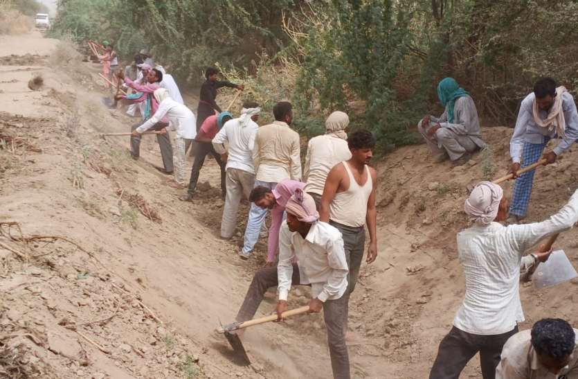 Department does not have a budget, clean the canal विभाग के पास बजट नहीं, नहर साफ करने के लिए किसानों ने किया चन्दा