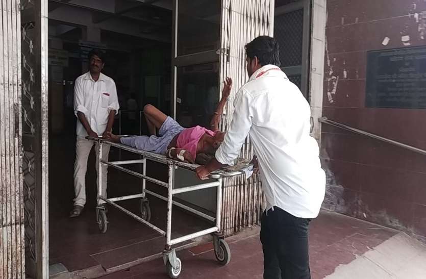 वार्डों में सफाई कार्य रहा ठप, सीटी स्कैन जांच के लिए भी करना पड़ा इंतजार MBS Hospital : वार्डों में सफाई कार्य रहा ठप, सीटी स्कैन जांच के लिए भी करना पड़ा इंतजार