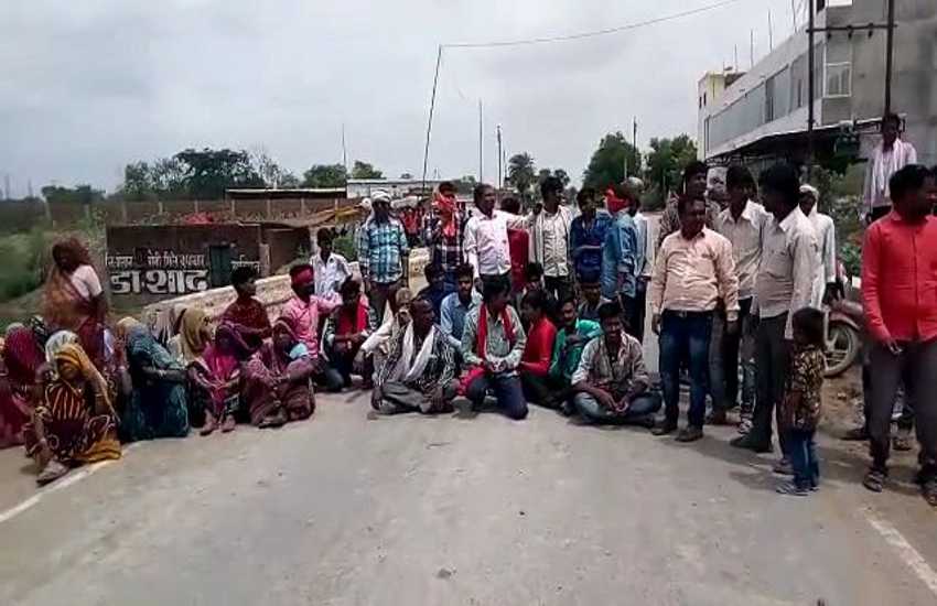 The people did not get angry because of the road सड़क नहीं होने से आक्रोशित लोगों ने किया चक्काजाम
