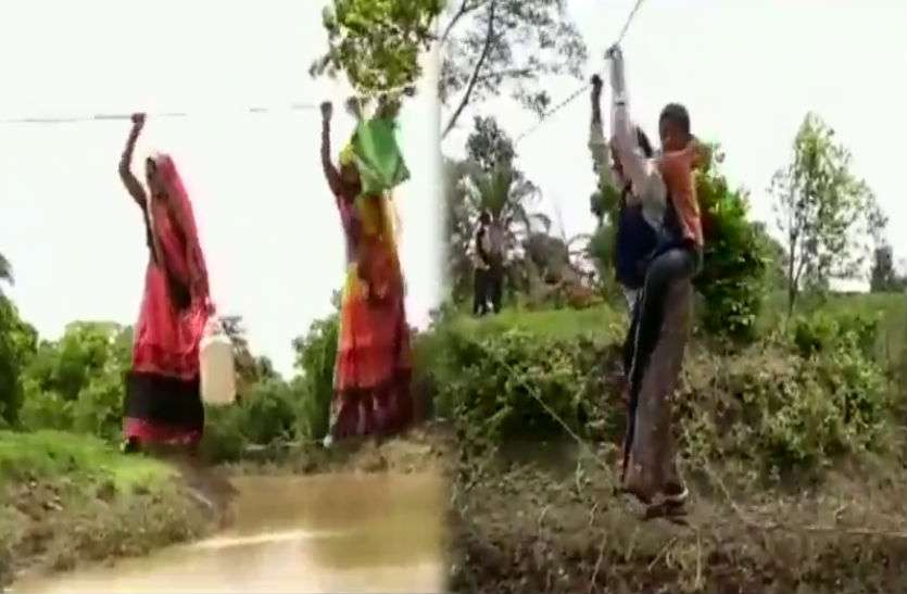 Dewas video बीच नदी में रस्सी के सहारे झूलती जिंदगी, हर दिन देवास में महिलाएं ऐसे ही जाती हैं इस पार से उस पार