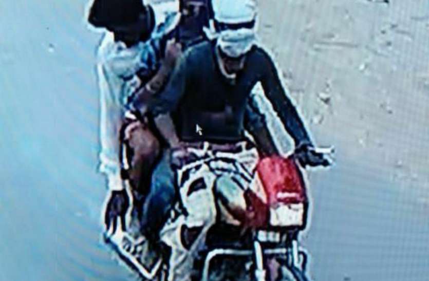 knife चाकू दिखाकर एजेंट से सवा लाख रुपए लूटने के मामले में संदिग्धों से चल रही पूछताछ