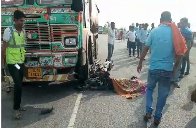 Accident In Udaipur, Man Died At Bhatewar Highway - टैैंकर व बाइक की भिड़ंत  में युवक की दर्दनाक मौत, पर्स में मिले दस्तावेजोंं से हुई पहचान | Patrika  News