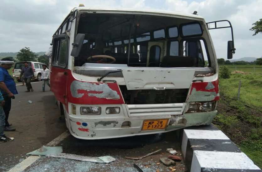 accident हाईवे पर कंटेनर और यात्री बस में सीधी भिड़ंत