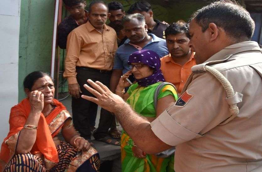 swindle वह 51 कदम चली और लौटी तो ठग जेवरात ले रफूचक्कर हो चुके थे...
