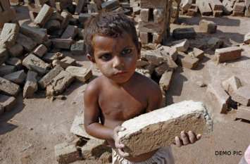 Chhattisgarh:Bijapur BEO enrolled Child labourers in school एजुकेशन सिटी में मजदूरी कि आग में झुलस रहे बचपन को बीइओ ने दिखाई नयी राह