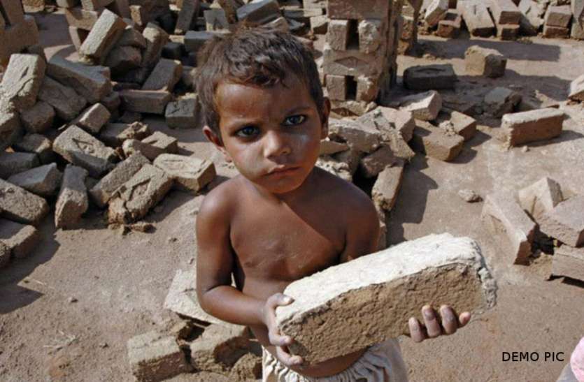 child labour एजुकेशन सिटी में मजदूरी कि आग में झुलस रहे बचपन को बीइओ ने दिखाई नयी राह