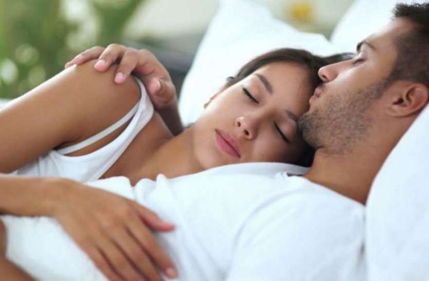 sleeping direction बेडरूम में सोते समय पति-पत्नी इस दिशा में रखें अपना सिर, झगड़े दूर होने समेत होंगे ये 10 फायदे