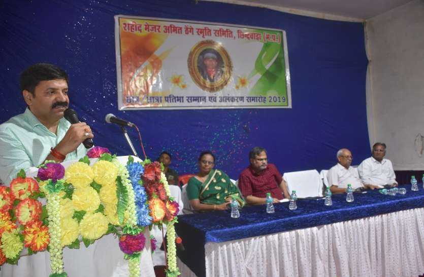 patrika बेटे के शहीद दिवस पर पिता ने किया प्रतिभाओं का सम्मान, कलेक्टर और एसपी भी हुए शामिल