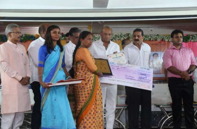 Mother Yashoda Award for Anganwadi Workers आंगनबाड़ी कार्यकर्ताओं को माता यशोदा अवार्ड