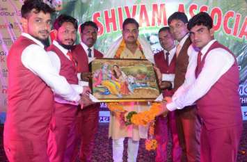 Praveen varshneya welcomed For blood donation campaign in hathras ‘ईश्वरीय कार्य’ करने वाले प्रवीन वार्ष्णेय का नागरिक अभिनंदन