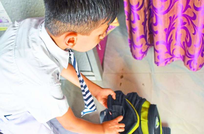 school beg दस दिन में 76 किलोमीटर का सफर तय नहीं कर पाया आदेश, अब भी भारी बैग ढो रहे बच्चे