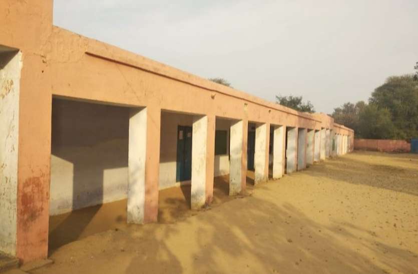 school सुविधाओं के अभाव से जूझ रहा राजकीय विद्यालय