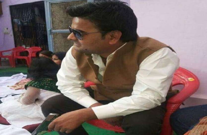 ajitesh deleted his Facebook account after viral photos सुरक्षा मांगने वाले साक्षी के पति अजितेश की हथियारों के साथ फोटो वायरल, पोल खुलते ही डिलीट कर दिया फेसबुक एकाउंट
