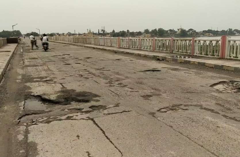 ayodhya कांवड़ यात्रा को लेकर योगी सरकार की तैयारियों को आइना दिखा रहा अयोध्या का सरयू पुल