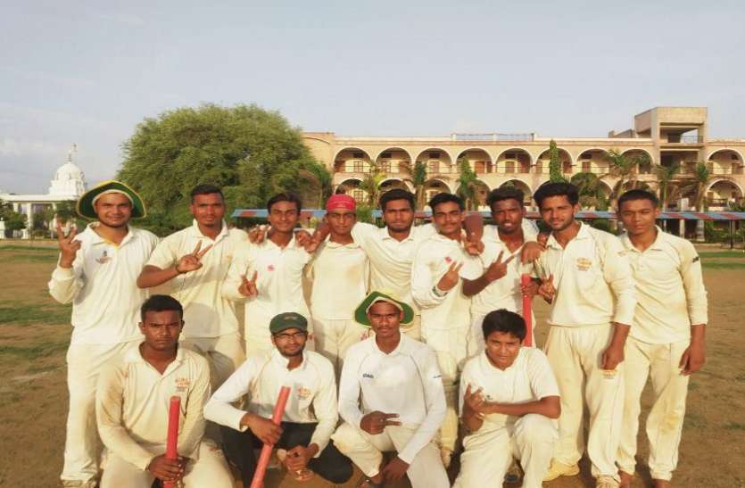 sports news सुपर किंग्स को 7 विकेट से हराकर रॉयल चैलेंजर्स फाइनल में