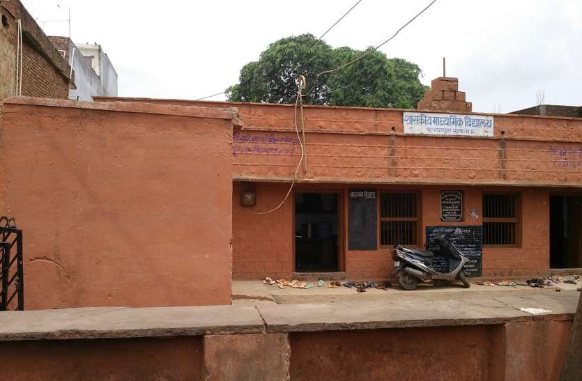 news school latest news : 150 बच्चों की पढ़ाई पर संकट , अधिकारी नहीं दे रहे ध्यान