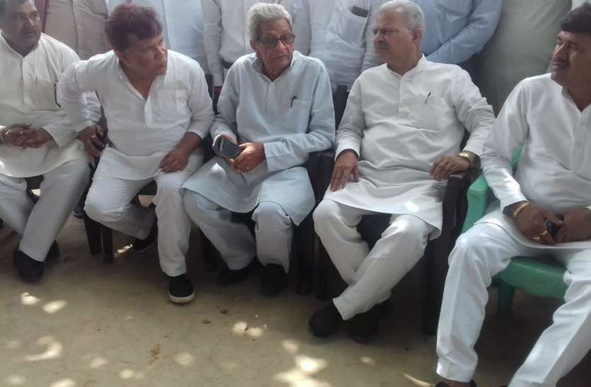 Samajwadi Party Akhilesh yadav ने पुलिस दरोगाओं के दुष्कर्म की शिकार महिला के घर भेजी जांच टीम, देखें वीडियो