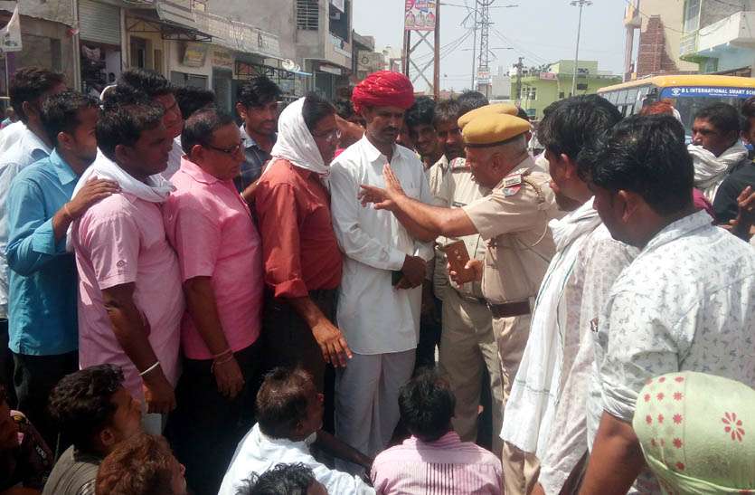 villagers-protest-against-encroachments-on-government-land सरकारी भूमि पर अतिक्रमण से नाराज ग्रामीणों ने विधायक आवस के पास जाम लगा किया प्रदर्शन