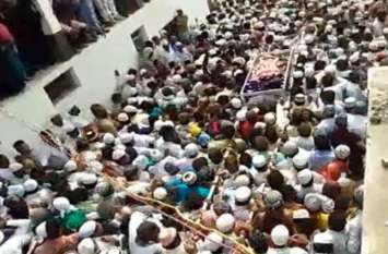 Lakhs of people and Akhilesh gather at religious guru cremation इस धर्मगुरु के जनाजे में शामिल हुए लाखों लोग, अखिलेश यादव ने भी पहुंचकर किये अंतिम दर्शन