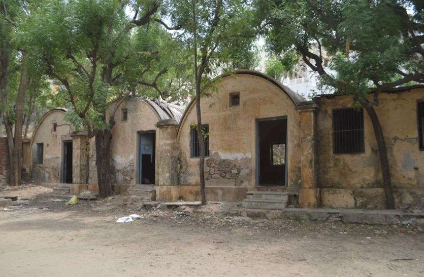 Will ruin school buildings ruined soon जल्द ध्वस्त होगा खंडहर पड़ा स्कूल भवन