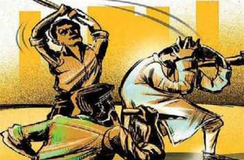 family beaten by man with lathi dande बदला लेने के लिए परिजनों को मारे लाठी डंडे