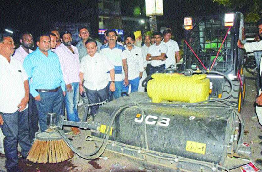 Swachh Bharat Abhiyan Sweeping Machine अब कटरा बाजार क्षेत्र में इस तरह से होगी साफ-सफाई
