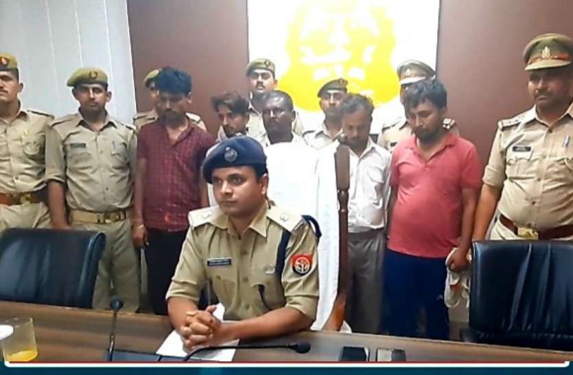 mathura police पुलिस बता रही अंतरराज्यीय वाहन चोर, युवक बोला दुकान से उठा लाई है पुलिस