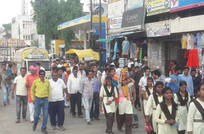 1 नर्मदा के जल से की पौधों की सिंचाई