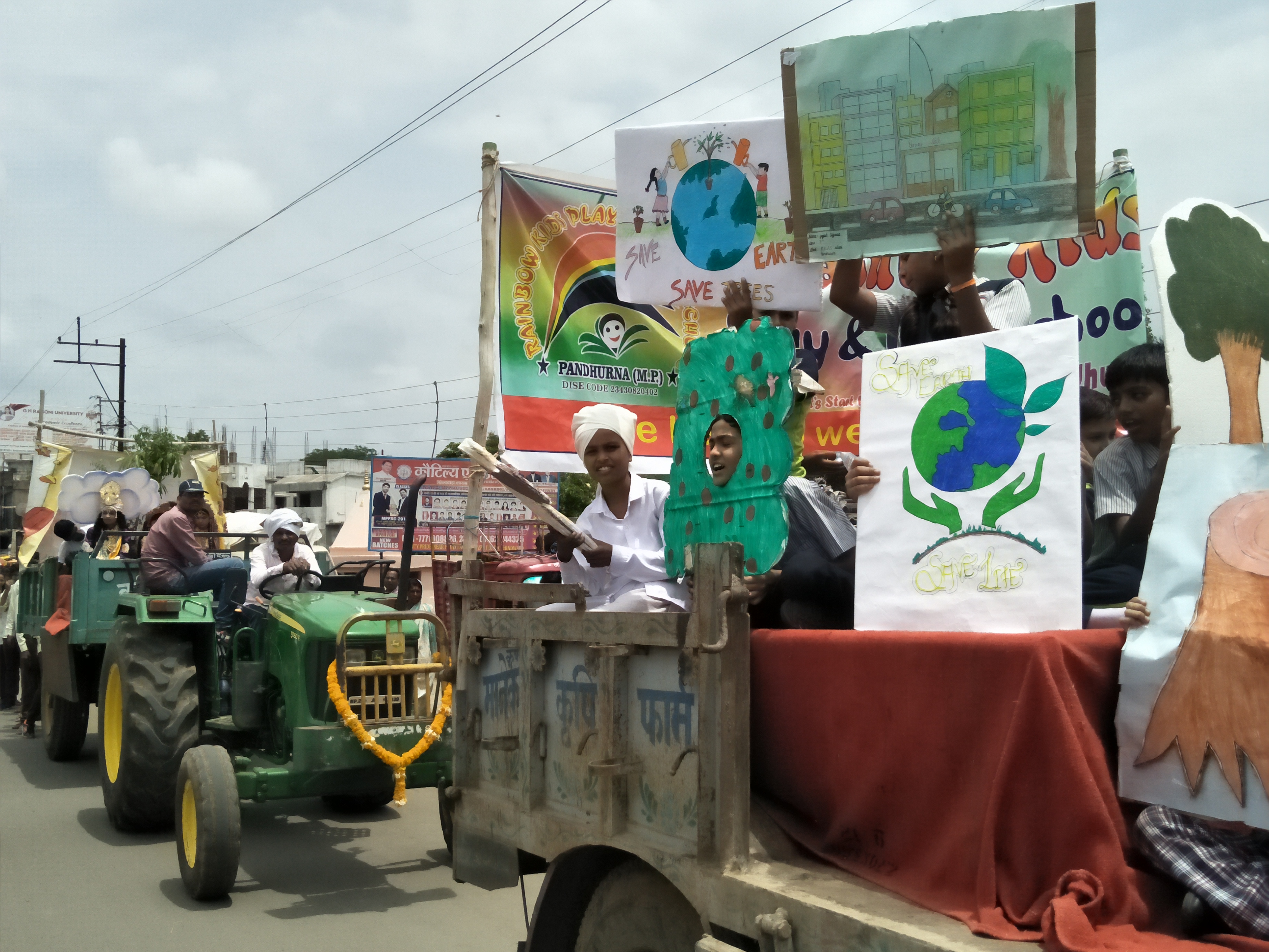 planting पौधरोपण के बाद नर्मदा जल से सिंचाई