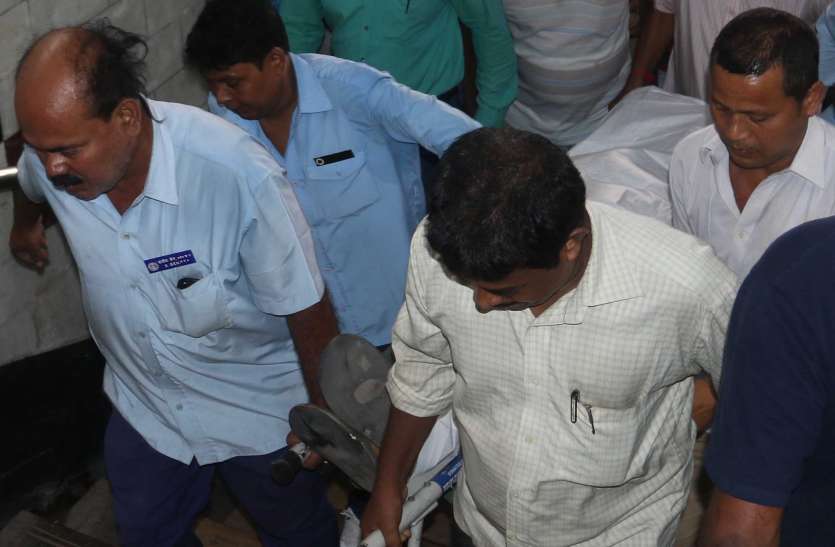 kolkata west bengal मेट्रो ट्रेन के गेट में फंसा यात्री का हाथ, चली ट्रेन, मौत