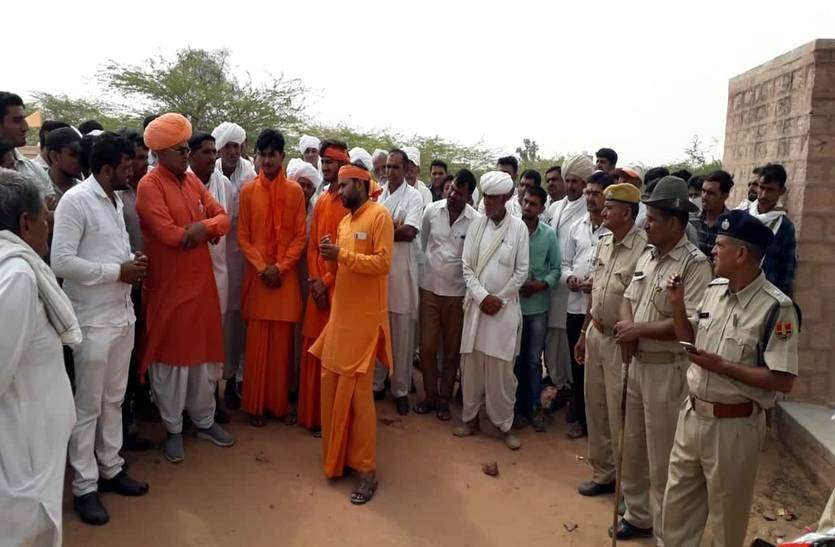 Last rites of the priest पुलिस जाब्ता के बीच पुजारी शिवदास का अंतिम संस्कार