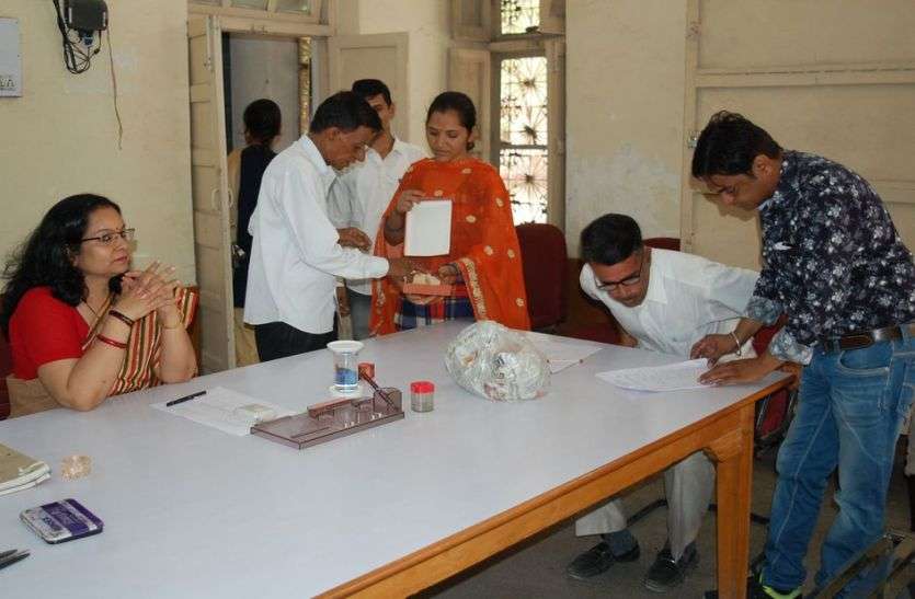 National Lok Adalat आपसी समझाइश से निपटाए सालों से चल रहे प्रकरण, चेहरे पर मुस्कान लेकर लौटे घर
