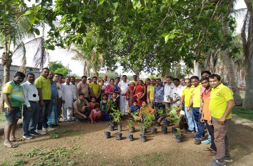Nager nigam bhilai हरित प्रदेश: धरती का श्रृंगार में जुटे शहरवासी, दो घंटा में रोप दिए एक हजार पौधे
