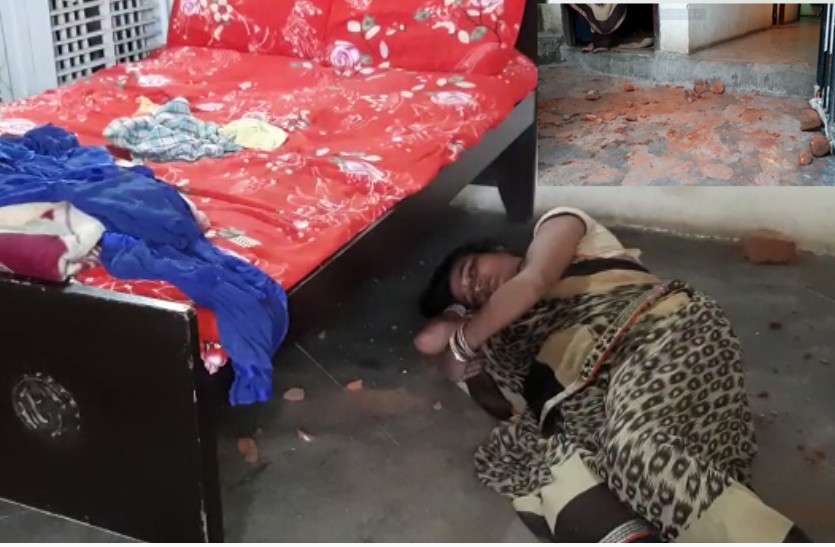 Attack on couple घर में घुसकर बदमाशों ने पति पर किए ताबड़तोड़ वार, सो रही पत्नी को पलंग से गिराकर पीटा, बरसाए पत्थर