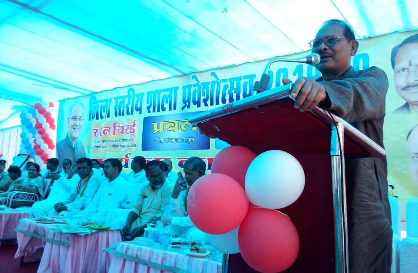 राजस्व मंत्री सहित जिले के तीनों विधायक भी थे उपस्थित, खराब सडक़ पर घेरा अफसरों को उद्योगों को प्रभारी मंत्री की दो टूक, सडक़ बनवाओ नहीं तो एक ढेला कोयला नहीं निकालने देंगे